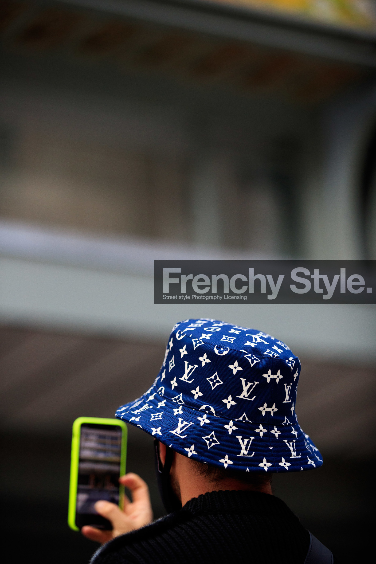 monogrammed bucket hat, louis vuitton bucket hat, navy blue hat, dark blue hat, smartphone, smartphone case, PARIS, PFW, fashion week, frenchystyle, FW, jonathan paciullo, street style, SPRING SUMMER 2021, SS 21, vertical, atmosphere details, detail