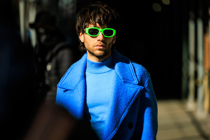 green fluo glasses, blue turtle neck, blue coat, sun glasses, fashion week, frenchystyle, FW, jonathan paciullo, street style, NYFW, NEW YORK, AUTUMN WINTER 2022-2023, FALL WINTER 2022_2023, FW 22-23, atmosphere details, horizontal