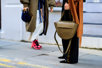 black pants, black shoes, brown coat, green bag, leather bag, leather shoes, trousers, street style, jonathan paciullo, FW, frenchystyle, fashion week, LFW, LONDON, AUTUMN WINTER 2018-2019, AW 18-19, FALL WINTER 2018-2019, FW 18-19, horizontal, atmosphere details, detail