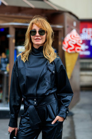 ece sukan, black total look, black leather bag, black leather shirt, black leather pants, black leather shoes, high collar shirt, asymetrical shirt, carrot pants, metalic frame sunglasses, aviator sunglasses, fashion week, frenchystyle, FW, jonathan paciullo, street style, SPRING SUMMER 2020, SS 20, PFW, PARIS, vertical, atmosphere details, detail