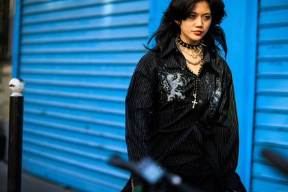 studs choker, punk look, multiple necklaces, dragon print shirt, black shirt, stripes shirt, chain belt, black trousers, black hair, he, street style, jonathan paciullo, FW, frenchystyle, fashion week, AUTUMN WINTER 2022-2023, FALL WINTER 2022_2023, FW 22-23, PFW, PARIS, horizontal, atmosphere details, detail