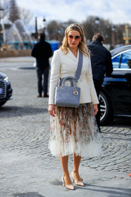 white jacket, white skirt, tulle skirt, floral printed skirt, long skirt, nude shoes, sling back shoes, kitten heels shoes, grey bag, crossbody bag, round shape sunglasses, smoked sunglasses, metalic frame sunglasses, hair scarf, headband, dior bag, dior jacket, dior skirt, dior total look, dior shoes, dior necklace, dior earrings, round shape necklace, round shape earrings, star shape earrings, star shape necklace, fashion week, frenchystyle, FW, jonathan paciullo, street style, PFW, PARIS, AUTUMN WINTER 2020-2021, FALL WINTER 2020-2021, FW 20-21, vertical, full length