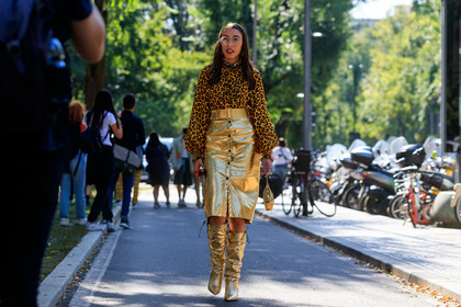 golden skirt, golden boots, golden bag, golden look, mid long skirt, button skirt, tight skirt, high boots, leopard printed blouse, high collar blouse, aviator glasses, paco rabanne bag, hand bag, msgm skirt, fashion week, frenchystyle, FW, jonathan paciullo, street style, horizontal, atmosphere details, full length, MFW, MILAN, SPRING SUMMER 2020, SS 20