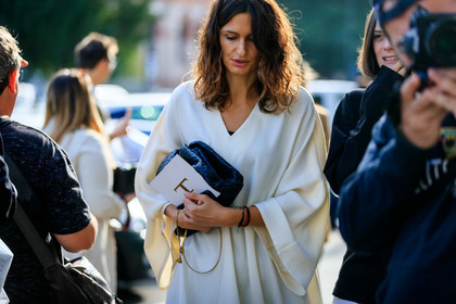 white dress, low necked dress, loose dress, loose sleeves, oversize sleeves, bottega veneta bag, plaited bag, black leather bag, fashion week, frenchystyle, FW, jonathan paciullo, street style, horizontal, atmosphere details, detail, MFW, MILAN, SPRING SUMMER 2020, SS 20