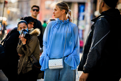 silver chanel wallet on chain, blue pastel, ruffle blouse, pastel blue ruffles shirt, baggy jeans, fashion week, frenchystyle, FW, jonathan paciullo, street style, NYFW, NEW YORK, AUTUMN WINTER 2022-2023, FALL WINTER 2022_2023, FW 22-23, atmosphere details, horizontal
