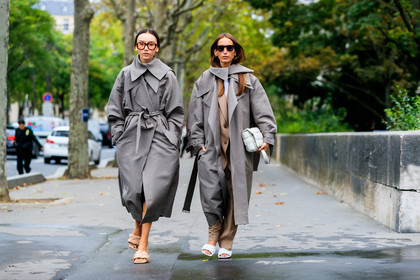 beatrice gutu, bottega veneta look, bottega veneta shoes, bottega veneta trench coat, grey trench coat, oversize trench coat, big collar, celine sunglasses, big glasses, scale sunglasses, jacket dress, belted trench coat, plaited sandals, light beige leather sandals, chloe loulou de saison, bottega veneta look, bottega veneta shoes, bottega veneta trench coat, grey trench coat, oversize trench coat, big collar, white leather bag, light beige jacket, light beige pants, light beige suits, oversize jacket, oversize pants, oversize suits, plaited leather bag, quilted shoes, fashion week, frenchystyle, FW, jonathan paciullo, street style, SPRING SUMMER 2020, SS 20, PFW, PARIS, horizontal, atmosphere details, full length