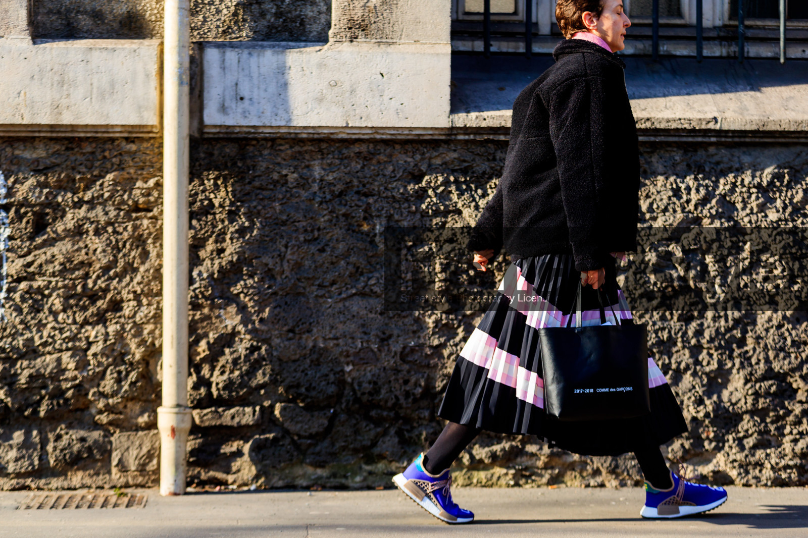 black bag, black jacket, black skirt, blue sneakers, comme des garçons, graphic skirt, leather bag, leather shoes, pleated skirt, printed skirt, tote bag, street style, jonathan paciullo, FW, frenchystyle, fashion week, PFW, PARIS, AUTUMN WINTER 2018-2019, FALL WINTER 2018-2019, FW 18-19, horizontal, atmosphere details