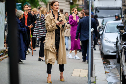 jo ellison, beige trench coat, black shirt, black jeans, yellow leather shoes, animal skin shoes, cropped jeans, fashion week, frenchystyle, FW, jonathan paciullo, street style, SPRING SUMMER 2020, SS 20, PFW, PARIS, horizontal, atmosphere details, full length