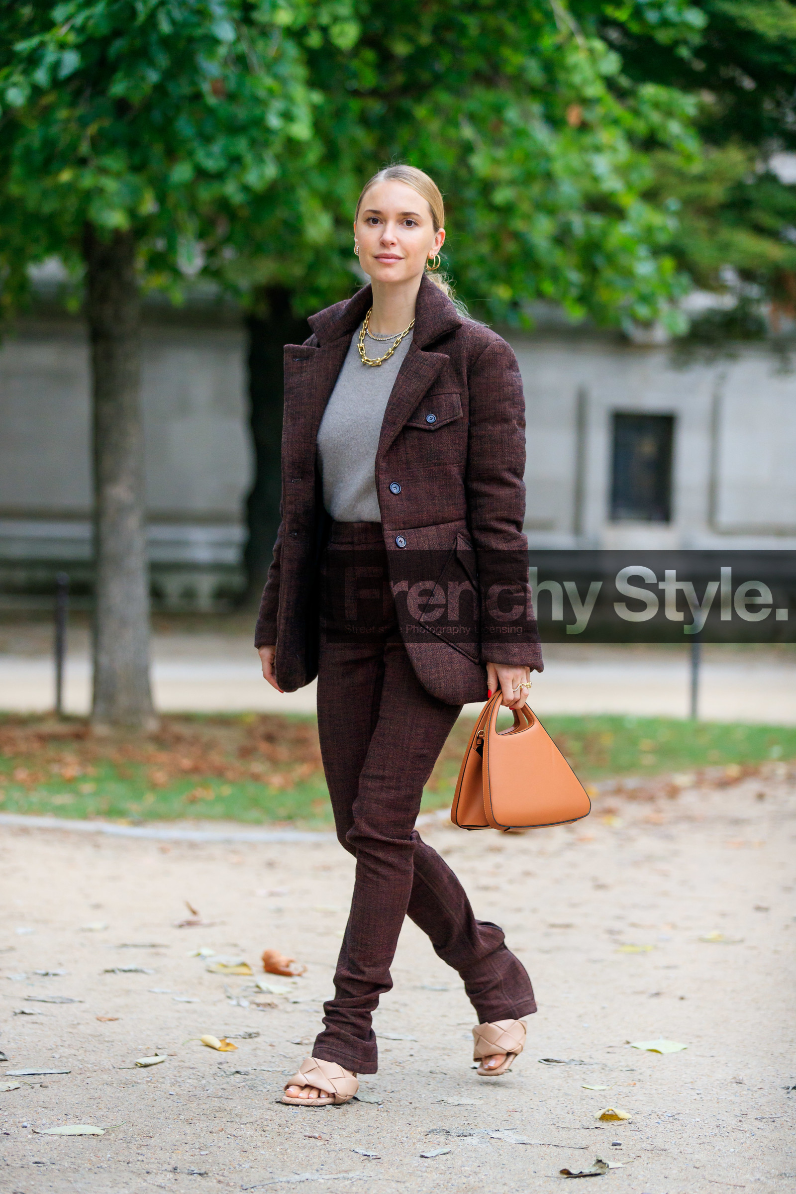 pernille teisbaek, brown coat, brown jacket, brown pants, brown suits, brown down jacket, flare pants, camel leather bag, hand bag, bottega veneta shoes, high heels sandals, plaited sandals, light beige leather sandals, fashion week, frenchystyle, FW, jonathan paciullo, street style, SPRING SUMMER 2020, SS 20, PFW, PARIS, vertical, full length
