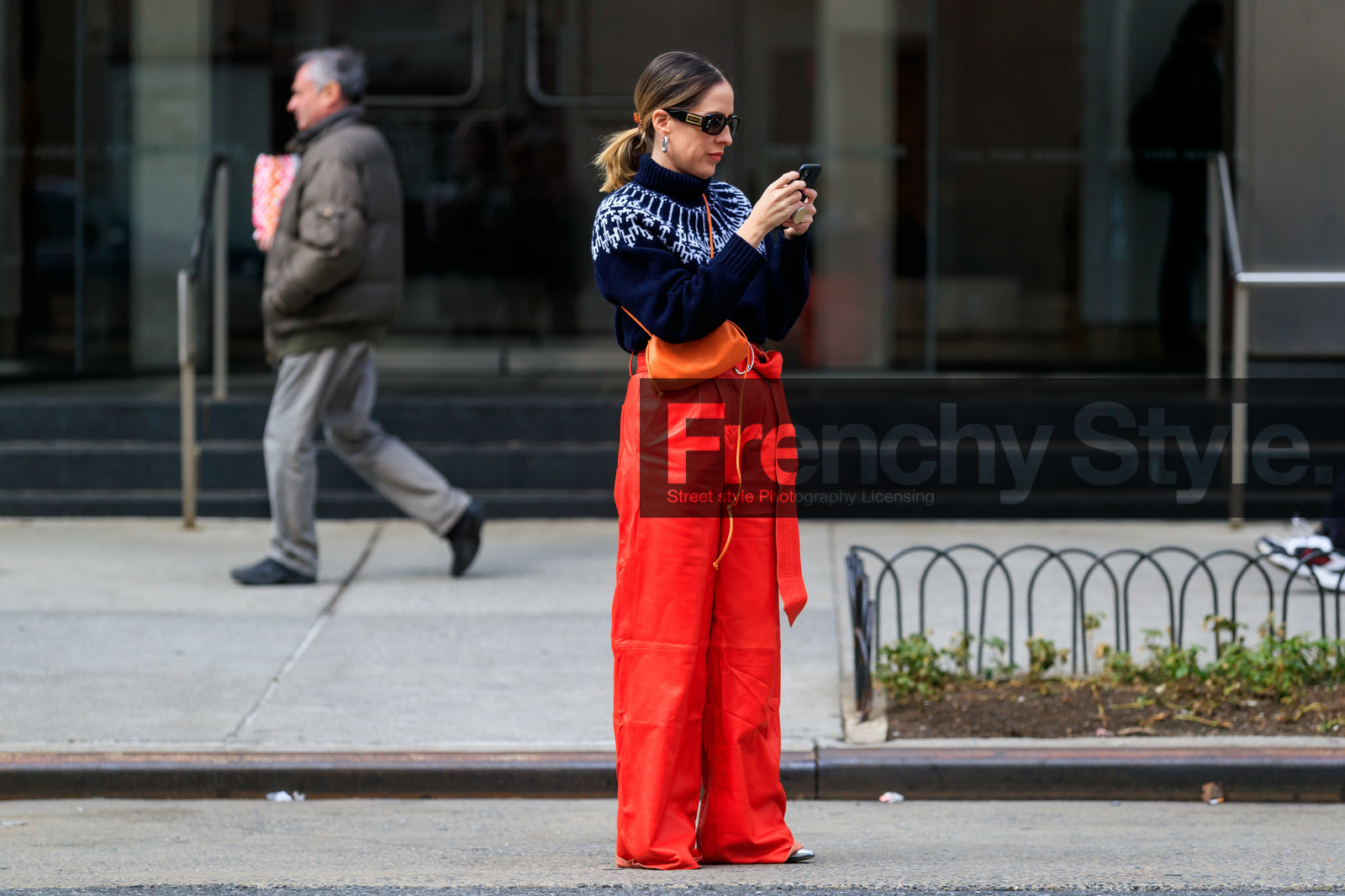 red leather pants, belted pants, loose pants, orange leather bag, crossbody bag, flare pants, navy blue pullover, jacquard pullover, turtleneck pullover, versace sunglasses, high waist pants, fashion week, frenchystyle, FW, jonathan paciullo, street style, NYFW, NEW YORK, AUTUMN WINTER 2020-2021, FALL WINTER 2020-2021, FW 20-21, horizontal, atmosphere details, full length
