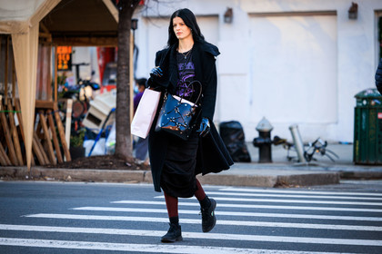 black bucket bag, balck full look, black sneakers, stockings, black leather gloves, black midi coat, black tshirt purple print, fashion week, frenchystyle, FW, jonathan paciullo, street style, NYFW, NEW YORK, AUTUMN WINTER 2022-2023, FALL WINTER 2022_2023, FW 22-23, atmosphere details, horizontal, full length