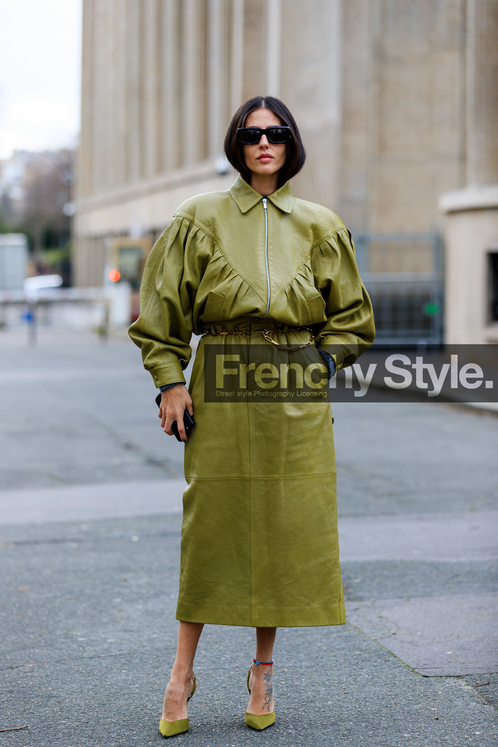 alessandra ambrosio, kaki leather jacket, kaki leather skirt, kaki shoes, satin shoes, multi straps shoes, sharp end shoes, prada shoes, zipped jacket, mid long skirt, belted skirt, metalic belt, golden chain belt, square shape glasses, scale sunglasses, miu miu jacket, miu miu skirt, fashion week, frenchystyle, FW, jonathan paciullo, street style, PFW, PARIS, vertical, full length
