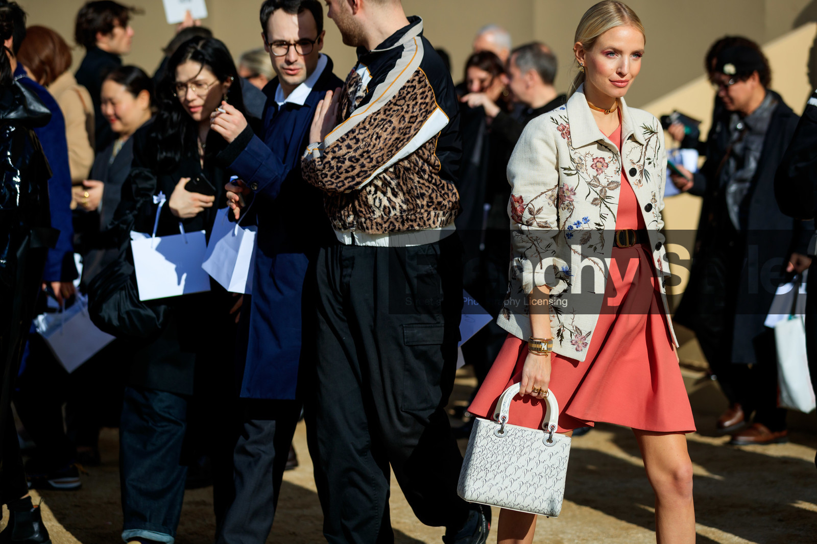 leonie hanne, pink dress, white jacket, white leather bag, letter printed bag, lady dior bag, belted dress, floral printed dress, black leather belt, dior bag, dior belt, dior dress, dior jacket, dior necklace, dior total look, golden necklace, golden bracelet, golden watch, golden rings, silvered watch, fendi watch, cartier bracelet, multi rings, golden chocker, fashion week, frenchystyle, FW, jonathan paciullo, street style, PFW, PARIS, AUTUMN WINTER 2020-2021, FALL WINTER 2020-2021, FW 20-21, horizontal, detail, atmosphere details