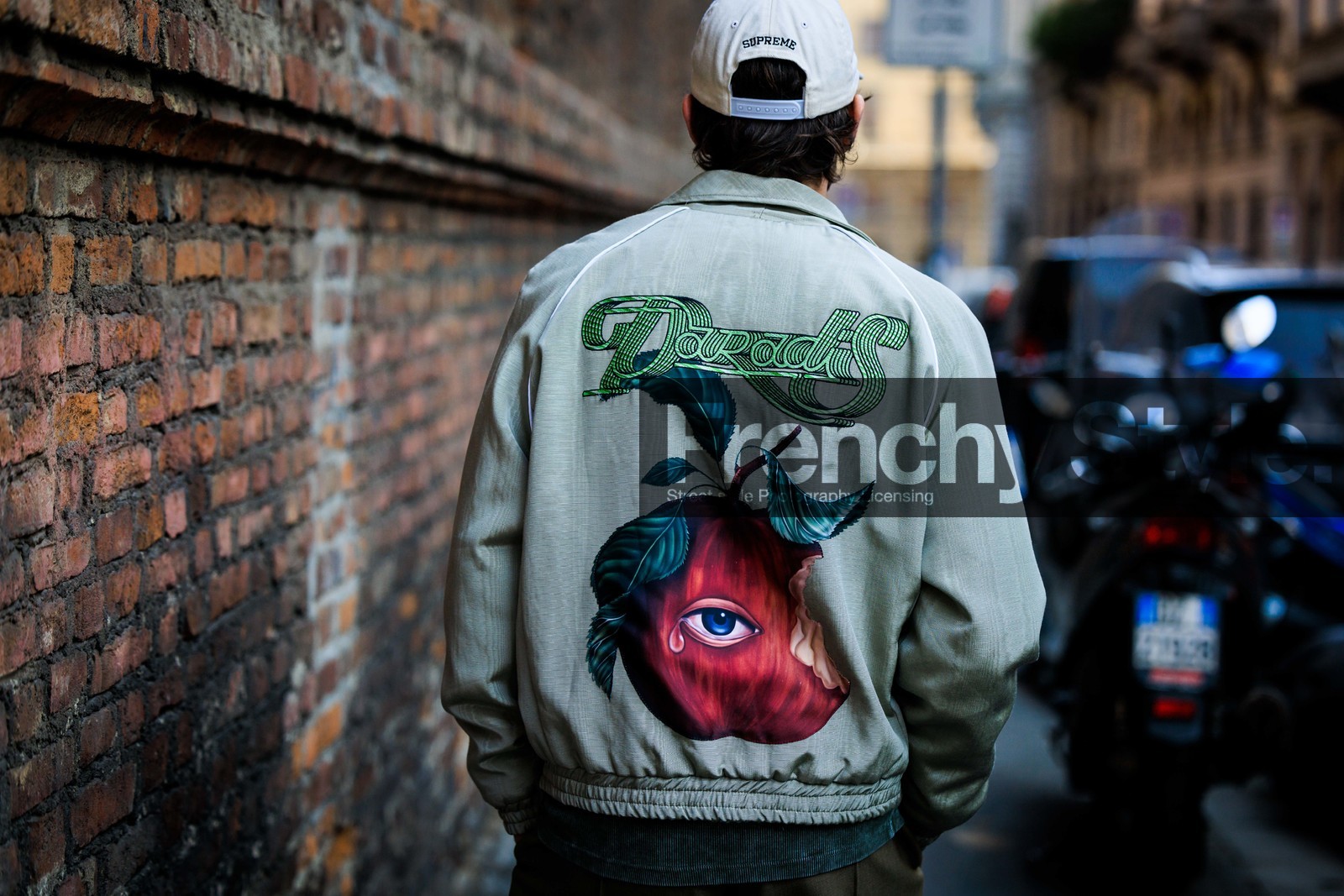 apple print jacket, bomber jacket, white cap, details, back details, JS roques, alice & j.s, street style, jonathan paciullo, FW, frenchystyle, fashion week, MFW, MILAN, FALL WINTER 2022_2023, AUTUMN WINTER 2022-2023, FW 22-23, horizontal, atmosphere details