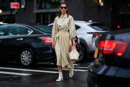 beige shirt, beige skirt, danse lente, high waist, leather bag, leather shoes, pleated skirt, sunglasses, white bag, white shoes, fashion week, frenchystyle, FW, jonathan paciullo, street style, NEW YORK, NYFW, SPRING SUMMER 2020, SS 20, horizontal, atmosphere details, full length