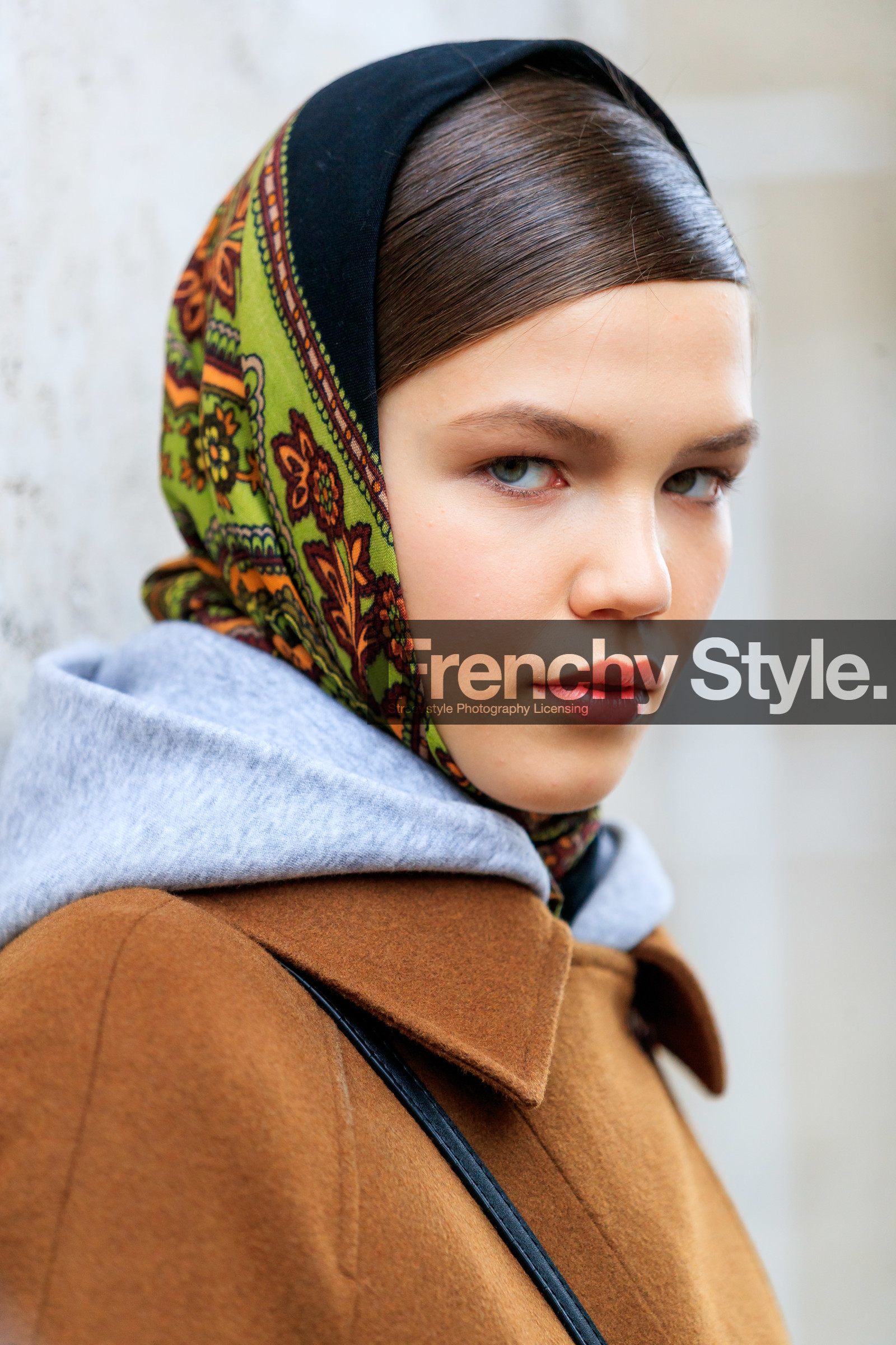 model, hair scarf, black scarf, green scarf, cachemere printed scarf, nude make up, close up detail, make up, make up details, fashion week, frenchystyle, FW, jonathan paciullo, street style, PFW, PARIS, vertical, atmosphere details, detail