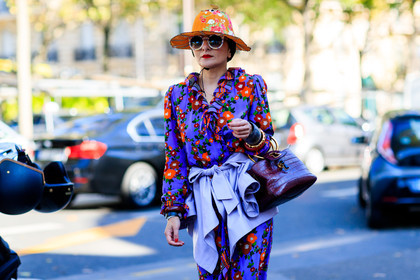 atmosphere details, bordeaux, burgundy, catherine baba, detail, fashion week, frenchystyle, FW, horizontal, jonathan paciullo, leather bag, orange hat, PARIS, PFW, printed dress, printed hat, purple dress, purple shirt, red bag, SPRING SUMMER 2017, SS 17, street style, sunglasses, tied up shirt