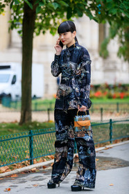 kozue akimoto, chloe bag, animal skin bag, green leather bag, camel leather bag, hand bag, golden earrings, dangling earrings, black shirt, black pants, kimono shirt, wrap shirt, silk shirt, silk pants, printed shirt, printed pants, lavalliere collar, chloe look, chloe pants, fashion week, frenchystyle, FW, jonathan paciullo, street style, SPRING SUMMER 2020, SS 20, PFW, PARIS, vertical, full length