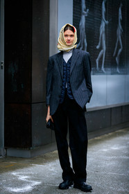 black pants, black shoes, blazer, Daniela Kocianova, graphic jacket, grey jacket, headscarf, leather shoes, model, printed jacket, stripes, tone on tone, total look black, trousers, yellow scarf, street style, jonathan paciullo, frenchystyle, NYFW, NEW YORK, AUTUMN WINTER 2019-2020, AW 19-20, FALL WINTER 2019-2020, FW 19-20, fashion week, FW, vertical, full length