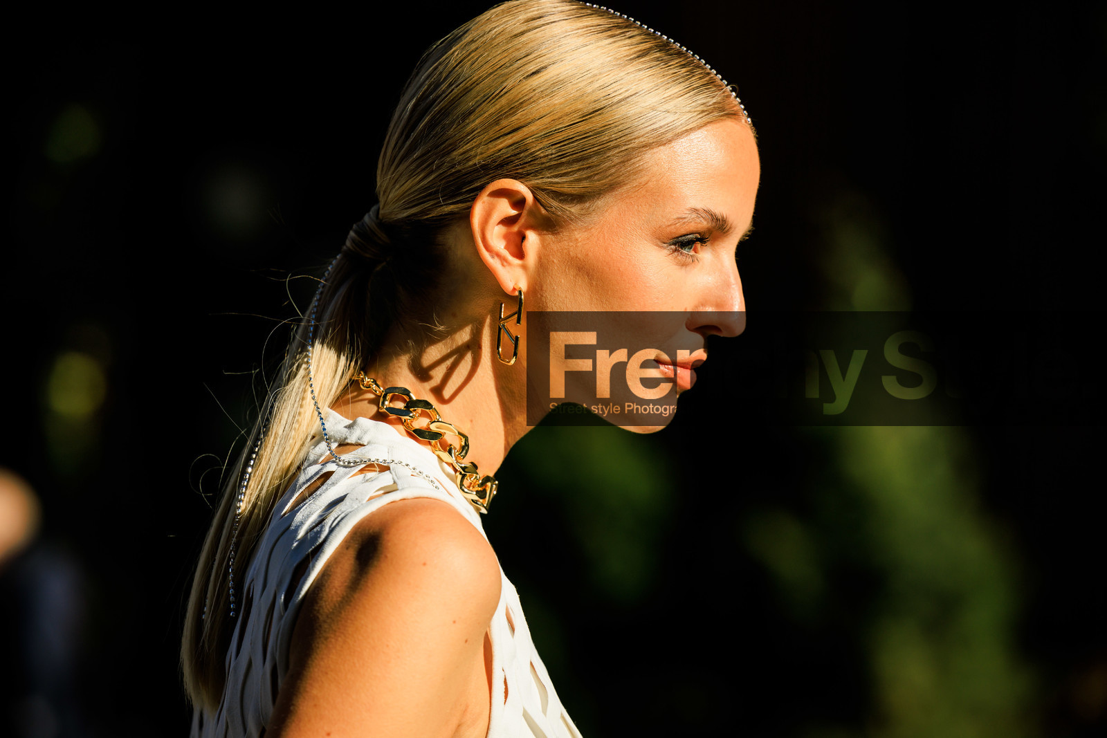 valentino, valentino golden loops, valentino golden choker, leonie hanne, fashion week, frenchystyle, FW, jonathan paciullo, street style, NYFW, NEW YORK, AUTUMN WINTER 2022-2023, FALL WINTER 2022_2023, FW 22-23, atmosphere details, horizontal