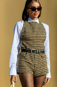 brittany xavier, black sunglasses, black jumpsuit, black leather belt, white shirt, beige jumpsuit, belted jumpsuit, chain belt, short jumpsuit, sleeveless jumpsuit, dior jumpsuit, dior shirt, dior total look, dior sunglasses, fashion week, frenchystyle, FW, jonathan paciullo, street style, PFW, PARIS, AUTUMN WINTER 2020-2021, FALL WINTER 2020-2021, FW 20-21, vertical, atmosphere details, detail