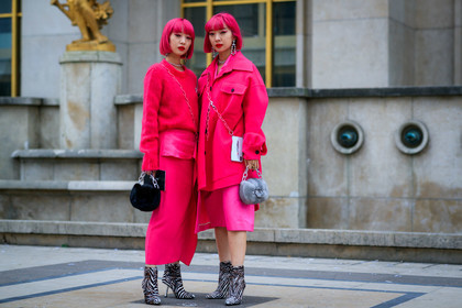 Ami and Aya Suzuki, pink skirt, long skirt, pink total look, pink pullover, pink shirt, pink hair, strassed earrings, strassed necklace, dangling earrings, mid long skirt, fur bag, fur boots, light grey bag, black bag, silvered chain strap bag, hand bag, animal print shoes, animal printed boots, low boots, high heels boots, fashion week, frenchystyle, FW, jonathan paciullo, street style, SPRING SUMMER 2020, SS 20, PFW, PARIS, horizontal, atmosphere details, detail