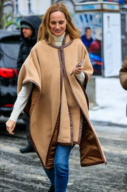 beige coat, blue denim, camel jacket, cape, denim pants, jeans, poncho, trousers, street style, jonathan paciullo, frenchystyle, NYFW, NEW YORK, AUTUMN WINTER 2019-2020, AW 19-20, FALL WINTER 2019-2020, FW 19-20, fashion week, FW, vertical, atmosphere details, detail