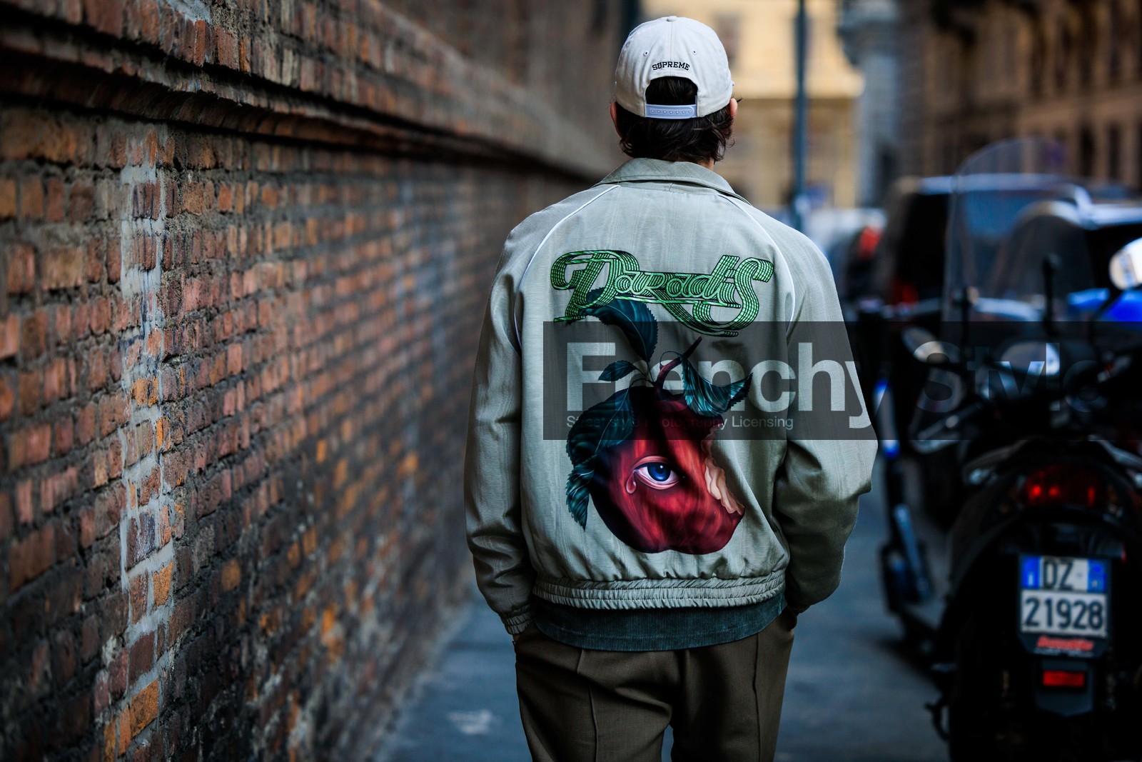 apple print jacket, bomber jacket, white cap, details, back details, JS roques, alice & j.s, street style, jonathan paciullo, FW, frenchystyle, fashion week, MFW, MILAN, FALL WINTER 2022_2023, AUTUMN WINTER 2022-2023, FW 22-23, horizontal, atmosphere details