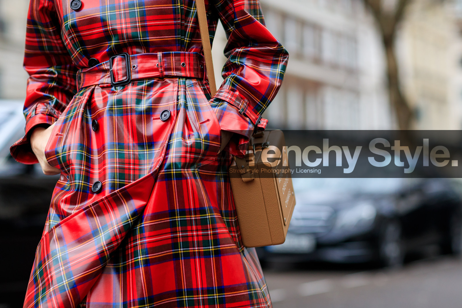 beige bag, checked, graphic jacket, leather bag, leather coat, plaid, printed jacket, red coat, tartan, trench coat, street style, jonathan paciullo, FW, frenchystyle, fashion week, LFW, LONDON, AUTUMN WINTER 2018-2019, AW 18-19, FALL WINTER 2018-2019, FW 18-19, horizontal, atmosphere details, detail