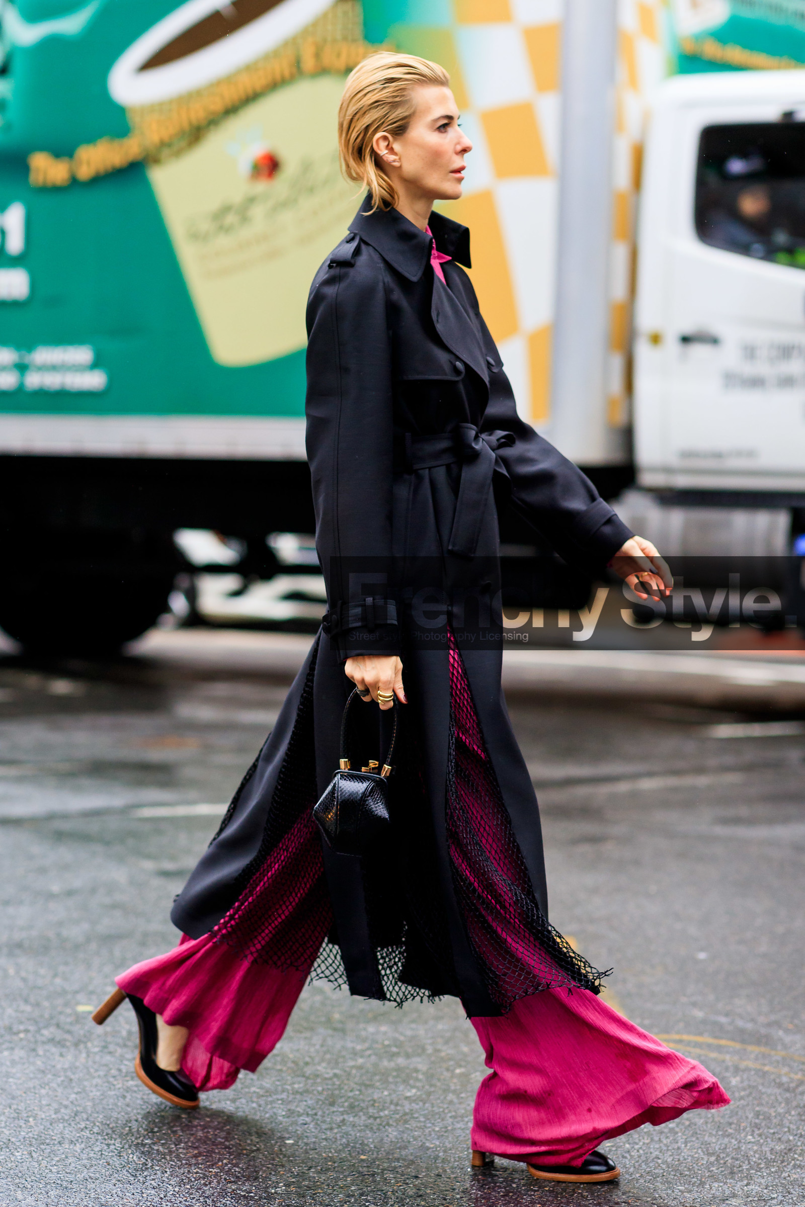 black trench coat, fishnet trenchcoat, belted trench coat, pink pants, flare pants, black leather bag, mini bag, hand bag, geometric shape bag, fashion week, frenchystyle, FW, jonathan paciullo, street style, NYFW, NEW YORK, AUTUMN WINTER 2020-2021, FALL WINTER 2020-2021, FW 20-21, vertical, full length