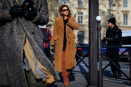 black sweater, camel boots, camel coat, Fur coat, high boots, leather shoes, sunglasses, street style, jonathan paciullo, FW, frenchystyle, fashion week, PFW, PARIS, AUTUMN WINTER 2018-2019, FALL WINTER 2018-2019, FW 18-19, horizontal, atmosphere details, full length, Christine Centenera