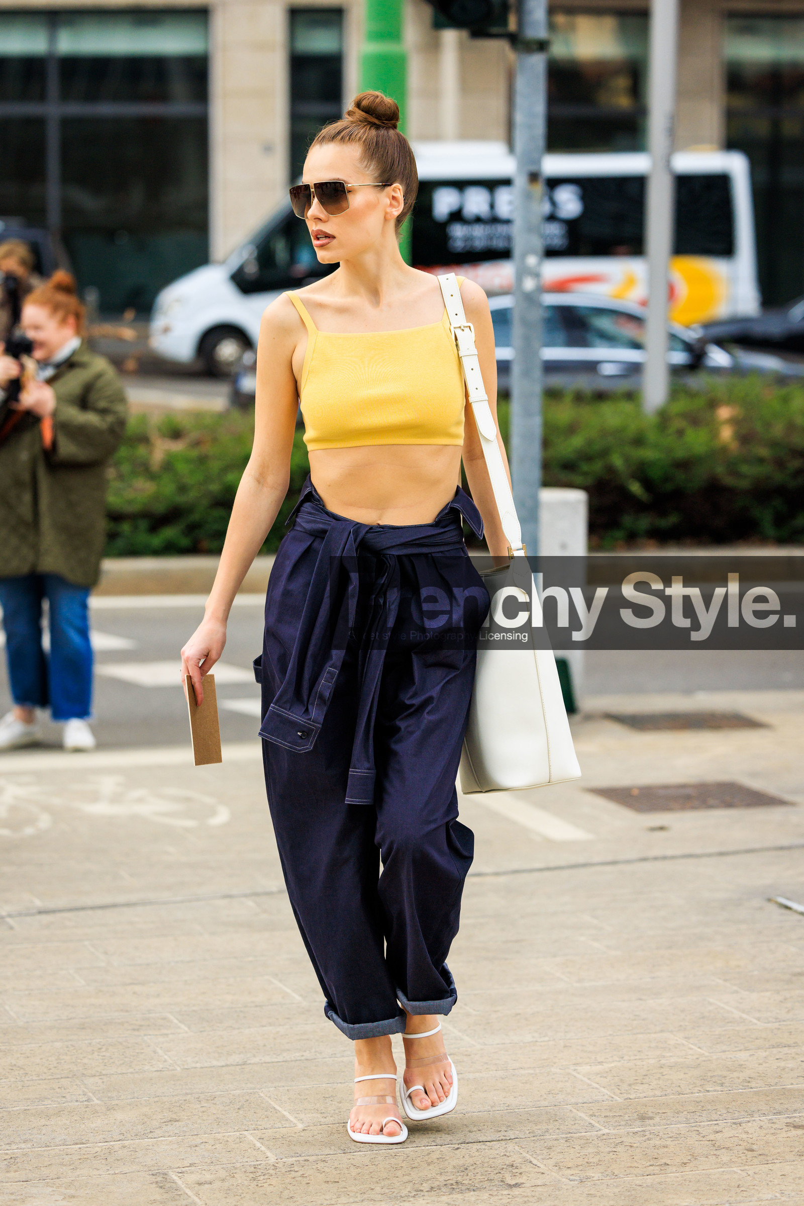 yellow top, baggy pants, dark blue pants, white cabas bag, leather handbag, white sandals, hair bow, sunglasses, sleeves belt, street style, jonathan paciullo, FW, frenchystyle, fashion week, MFW, MILAN, FALL WINTER 2022_2023, AUTUMN WINTER 2022-2023, FW 22-23, vertical, full length