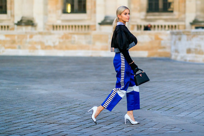caro daur, blue pants, black leather bag, white leather shoes, high heels shoes, pump, sharp end shoes, silvered shoes, satin pants, carrot pants, high waist pants, white pants, striped pants, cropped pants, cropped top, blue bra, satin bra, cropped jacket, black jacket, black leather gloves, hand bag, silvered jacket, silvered necklace, big chain necklace, wooden bracelet, strassed bracelet, golden earrings, logo earrings, louis vuitton bag, louis vuitton pants, louis vuitton shoes, louis vuitton jacket, louis vuitton top, louis vuitton earrings, fashion week, frenchystyle, FW, jonathan paciullo, street style, PFW, PARIS, horizontal, atmosphere details, full length