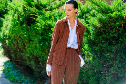 model, sara blomqvist, eye make up, eyeshadows, make up, make up details, multicolor eyeshadows, brown suits, brown jacket, brown pants, striped jacket, striped pants, white shirt, loose pants, brown leather belt, animal skin belt, fashion week, frenchystyle, FW, jonathan paciullo, street style, horizontal, atmosphere details, detail, MFW, MILAN, SPRING SUMMER 2020, SS 20