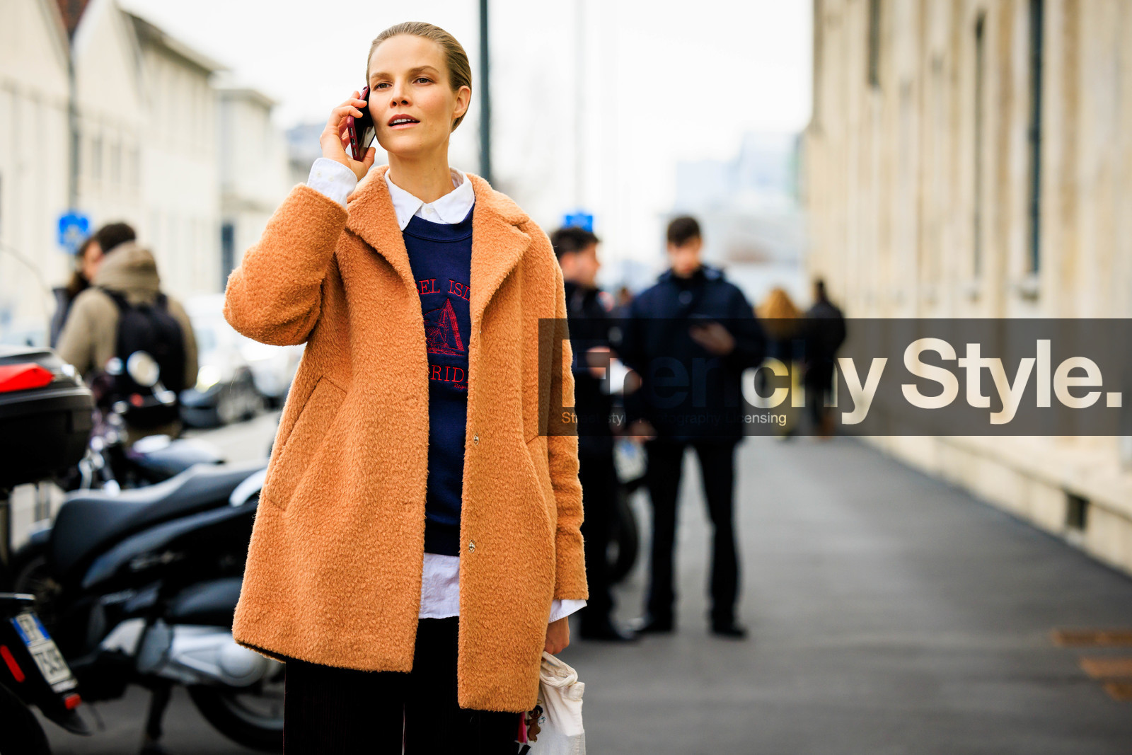 orange coat, furry tcoat, blue jumper, printed jumper:, white shirt, iphone, street style, jonathan paciullo, FW, frenchystyle, fashion week, MFW, MILAN, FALL WINTER 2022_2023, AUTUMN WINTER 2022-2023, FW 22-23, horizontal, atmosphere details, model