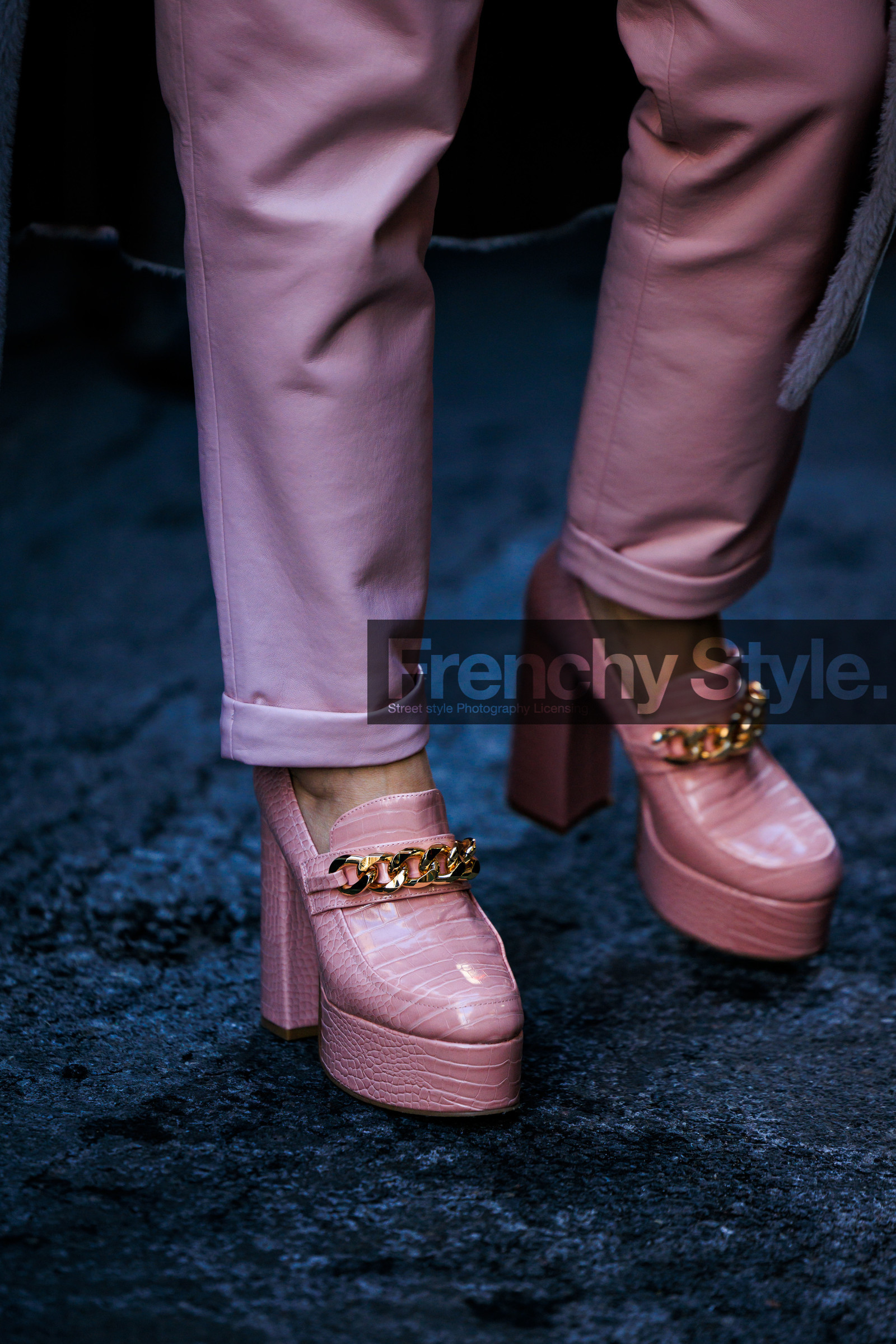 gucci pumps, pink pumps, leather pumps, chained pumps, pink pants, leather pants, details, close up, fashion week, frenchystyle, FW, jonathan paciullo, street style, NYFW, NEW YORK, AUTUMN WINTER 2022-2023, FALL WINTER 2022_2023, FW 22-23, vertical, atmosphere details