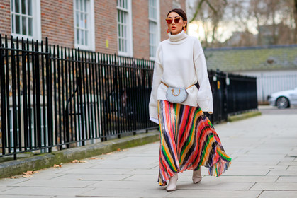 chloé, earrings, graphic skirt, grey bag, high heels, leather bag, leather shoes, pleated skirt, printed skirt, rainbow, striped skirt, sunglasses, turtleneck sweater, white shoes, white sweater, street style, jonathan paciullo, FW, frenchystyle, fashion week, LFW, LONDON, AUTUMN WINTER 2018-2019, AW 18-19, FALL WINTER 2018-2019, FW 18-19, horizontal, atmosphere details, full length