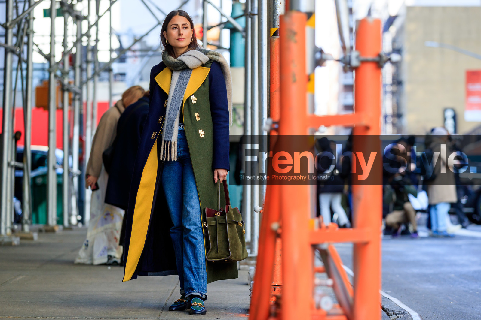 julia haghjoo, navy blue coat, yellow coat, kaki coat, grey scarf, white scarf, fringe scarf, woolen scarf, tory burch bag, tory burch coat, blue jeans, kaki bag, suede bag, celine shoes, navy blue leather shoes, leather loafers, golden buckle shoes, fashion week, frenchystyle, FW, jonathan paciullo, street style, NYFW, NEW YORK, AUTUMN WINTER 2020-2021, FALL WINTER 2020-2021, FW 20-21, horizontal, atmosphere details, full length