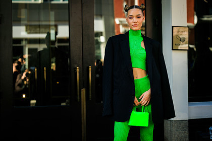 knitted fluo green cropped top, black blazer, green fluo mini bag, green fluo trousers, high bows, Olivia Ponton, cropped top, fashion week, frenchystyle, FW, jonathan paciullo, street style, NYFW, NEW YORK, AUTUMN WINTER 2022-2023, FALL WINTER 2022_2023, FW 22-23, atmosphere details, horizontal