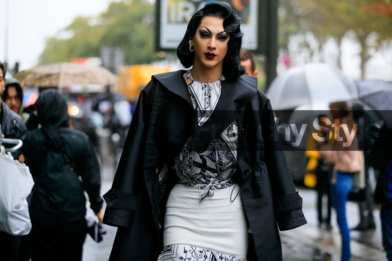 make up, make up details, black eyeshadows, black eyeliner, red lipstick, black trench coat, white dress, silk dress, printed dress, tight dress, fashion week, frenchystyle, FW, jonathan paciullo, street style, SPRING SUMMER 2020, SS 20, PFW, PARIS, horizontal, atmosphere details, detail
