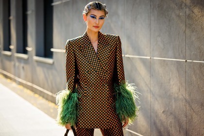 print suit, brown suit, dotts suit, feather sleeves, green feathers, gucci, gucci handbag, logo bag, blue eyeshadow, make up, hair style, amalie gassmann, street style, jonathan paciullo, FW, frenchystyle, fashion week, MFW, MILAN, FALL WINTER 2022_2023, AUTUMN WINTER 2022-2023, FW 22-23, horizontal, atmosphere details