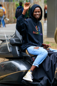 model, black hoodie, balenciaga hoodie, balenciaga sweatshirt, light blue jeans, used jeans, fashion week, frenchystyle, FW, jonathan paciullo, street style, SPRING SUMMER 2020, SS 20, PFW, PARIS, vertical, atmosphere details, detail