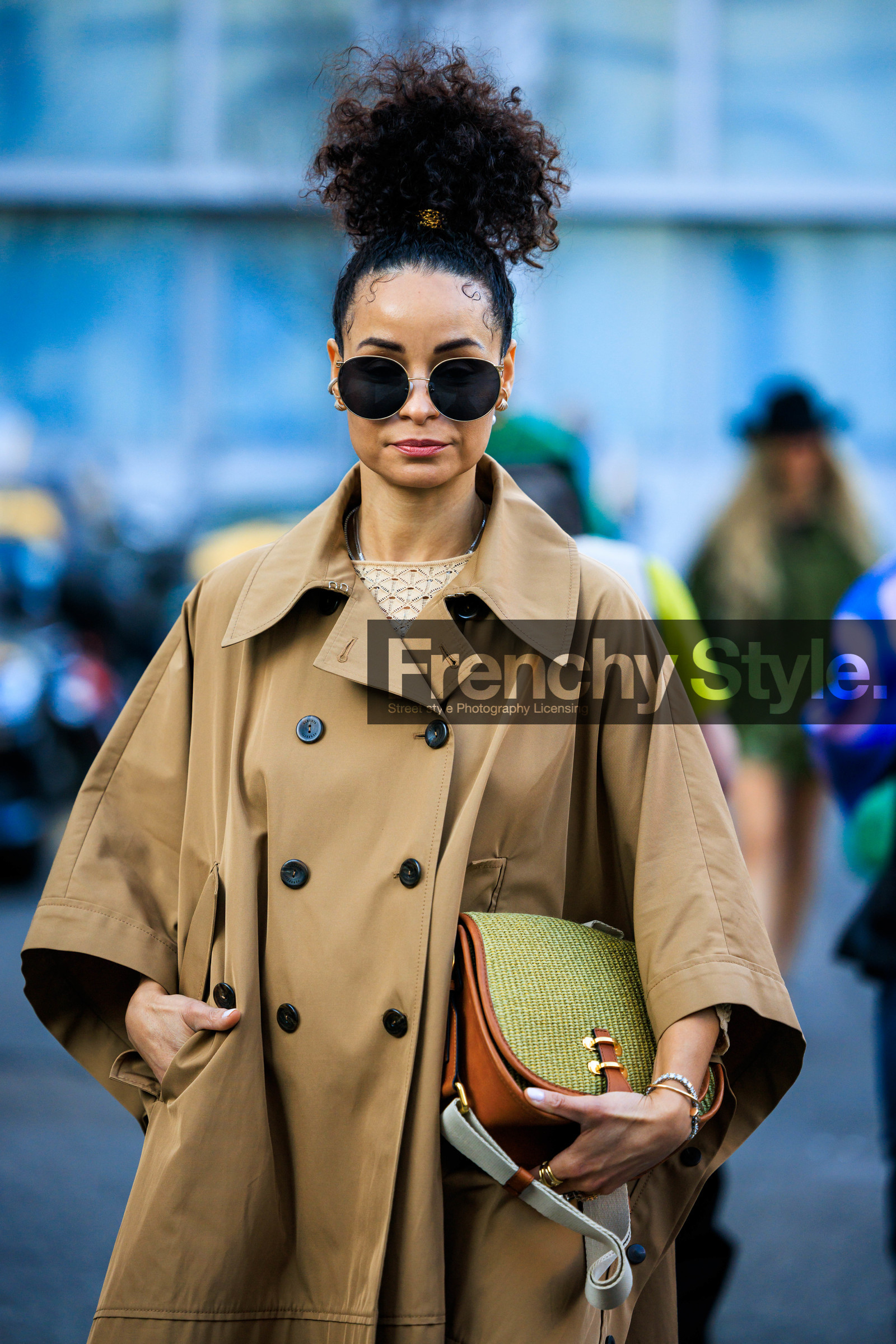 buttoned trench, black round glasses, braided pony tail, afro hair, asymetrical trench, leather handbag, camel trench, knitted handbag: close up, street style, jonathan paciullo, FW, frenchystyle, fashion week, MFW, MILAN, FALL WINTER 2022_2023, AUTUMN WINTER 2022-2023, FW 22-23, vertical, atmosphere details