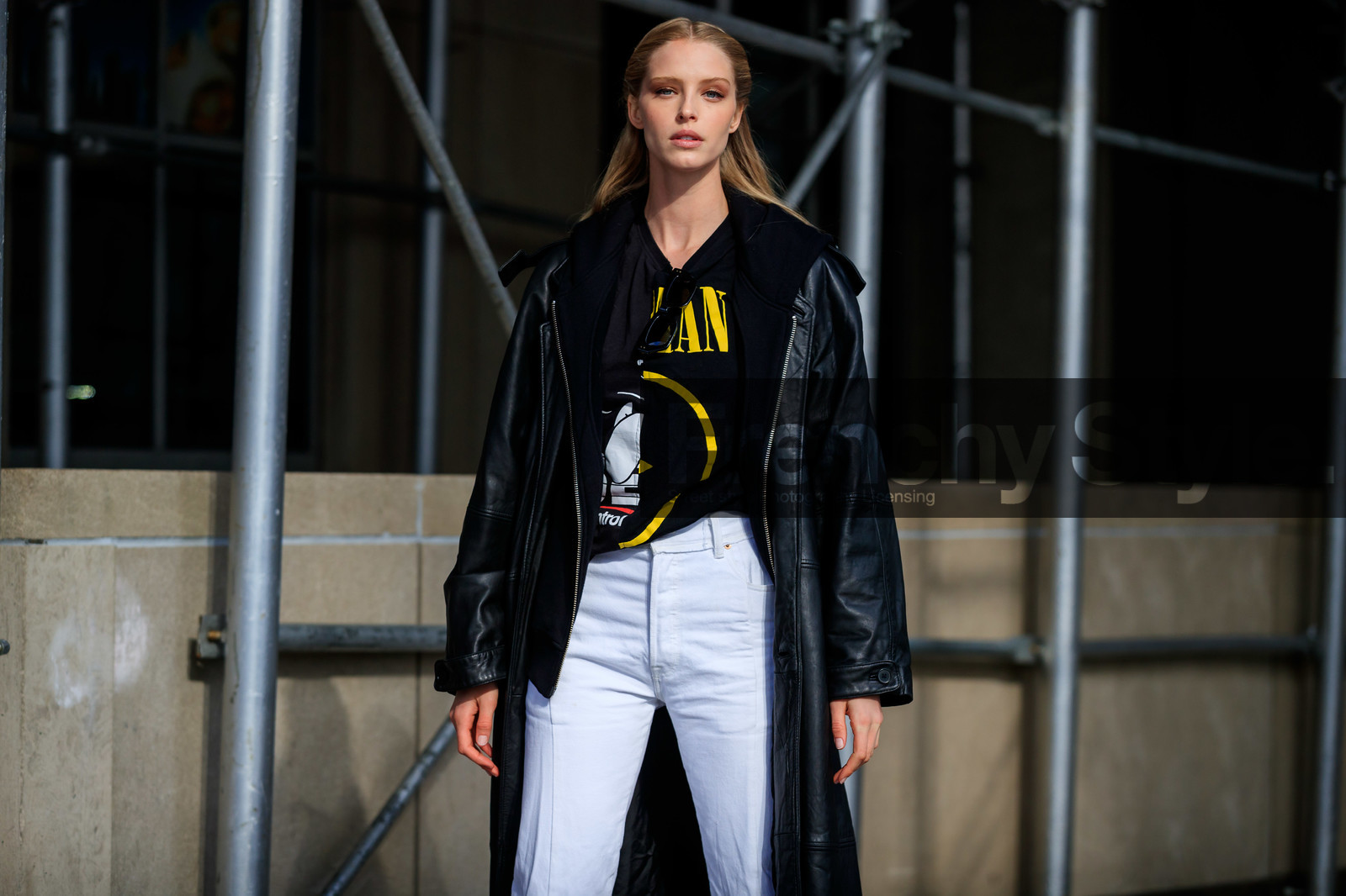 model, black leather jacket, black sweatshirt, long jacket, white jeans, letter printed sweatshirt, black hoodie, fashion week, frenchystyle, FW, jonathan paciullo, street style, NYFW, NEW YORK, AUTUMN WINTER 2020-2021, FALL WINTER 2020-2021, FW 20-21, horizontal, atmosphere details, detail