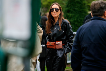 close up detail, aviator sunglasses, metalic frame sunglasses, black sunglasses, black leather jumpsuit, zipped jumpsuit, long sleeves jumpsuit, brown leather bag, brown leather belt, animal skin bag, animal skin belt, fashion week, frenchystyle, FW, jonathan paciullo, street style, SPRING SUMMER 2020, SS 20, PFW, PARIS, horizontal, atmosphere details, detail