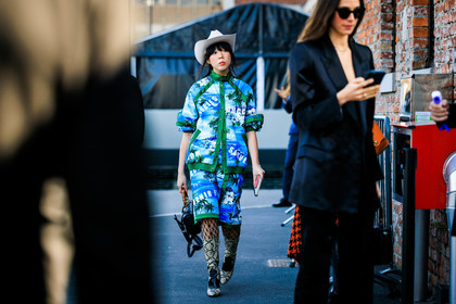 cowboy hat, white hat, printed jacket, printed short, buttoned jacket, blue jacket, blue shorts, fishnet stockings, serpent boots, animal print boots, black bag, bamboo gucci bag, gucci, susie lau, street style, jonathan paciullo, FW, frenchystyle, fashion week, MFW, MILAN, FALL WINTER 2022_2023, AUTUMN WINTER 2022-2023, FW 22-23, horizontal, atmosphere details, full length