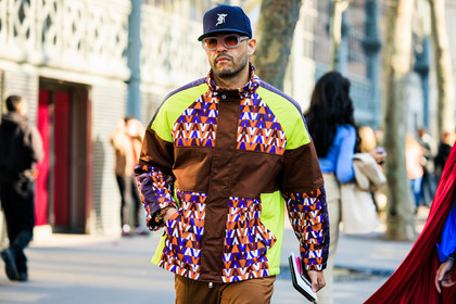 blue cap, valentino, valetino jacket, print jacket, multicolor jacket, brown toned jacket, orange toned jacket, sporty look, grey sunglasses, street style, jonathan paciullo, FW, frenchystyle, fashion week, AUTUMN WINTER 2022-2023, FALL WINTER 2022_2023, FW 22-23, PARIS, PFW, horizontal, atmosphere details, detail