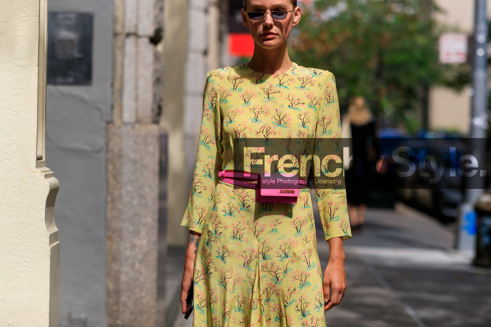 fanny pack, floral, flowers, graphic dress, jacquemus, leather bag, megan adelaide, pink bag, printed dress, sunglasses, yellow dress, street style, jonathan paciullo, FW, frenchystyle, fashion week, NEW YORK, NYFW, SPRING SUMMER 2020, SS 20, horizontal, atmosphere details, detail