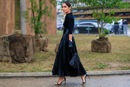 geraldine boublil, black total look, black top, black polo shirt, black pullover, black skirt, black leather belt, black leather bag, black leather skirt, big belt, pleated skirt, long skirt, embroidered bag, black leather sandals, high heels sandals, tulle details, tulle hat, black leather gloves, dior bag, dior belt, dior hat, dior pullover, dior skirt, dior saddle bag, dior total look, fashion week, frenchystyle, FW, jonathan paciullo, street style, SPRING SUMMER 2020, SS 20, PFW, PARIS, horizontal, atmosphere details, full length
