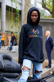 model, black hoodie, balenciaga hoodie, balenciaga sweatshirt, light blue jeans, used jeans, fashion week, frenchystyle, FW, jonathan paciullo, street style, SPRING SUMMER 2020, SS 20, PFW, PARIS, vertical, atmosphere details, detail